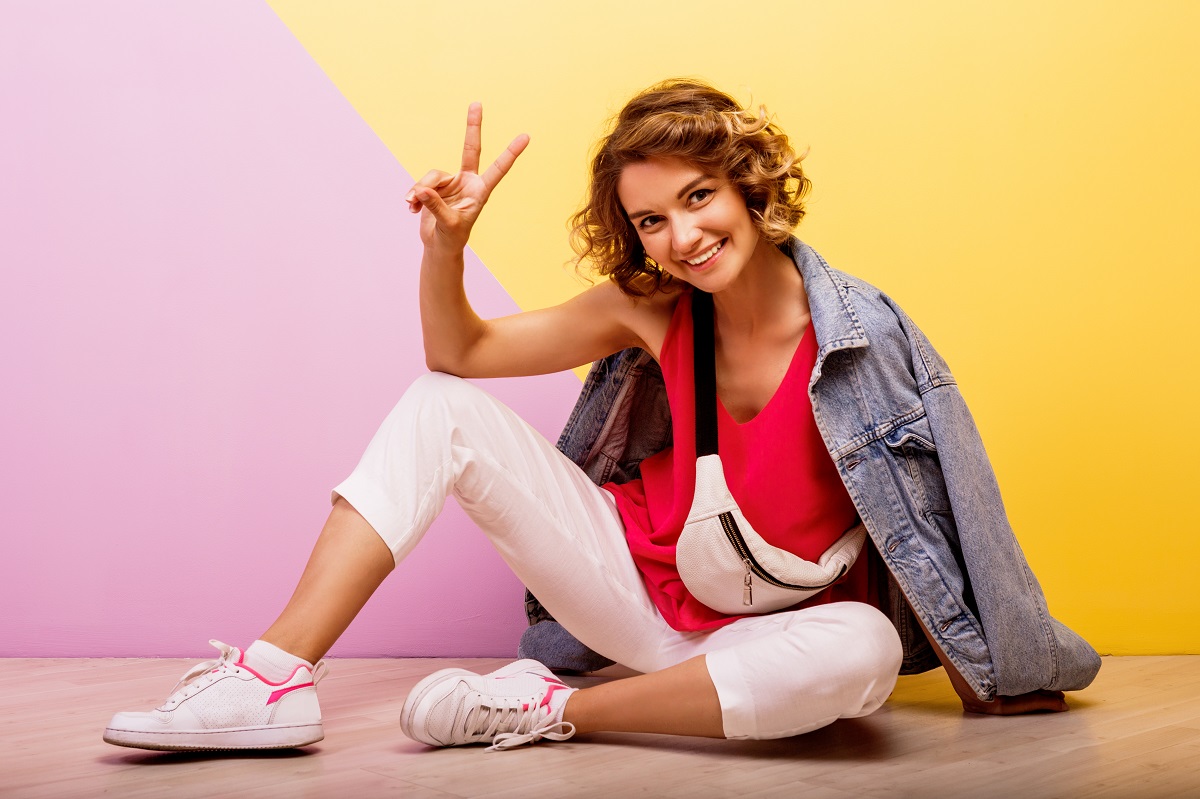 Mulher com tênis esportivo ou casual