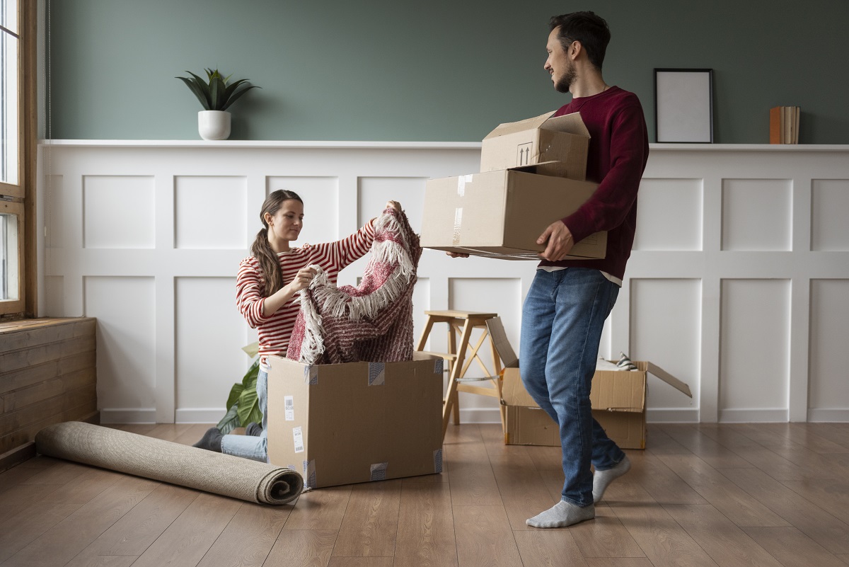 Jovem casal se mudando para uma nova casa