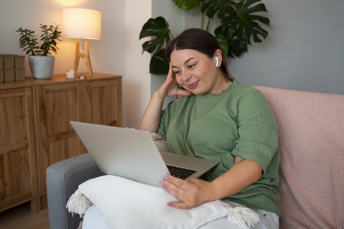 Mulher fazendo uma video-chamada em casa de um dispositivo portátil para consulta online