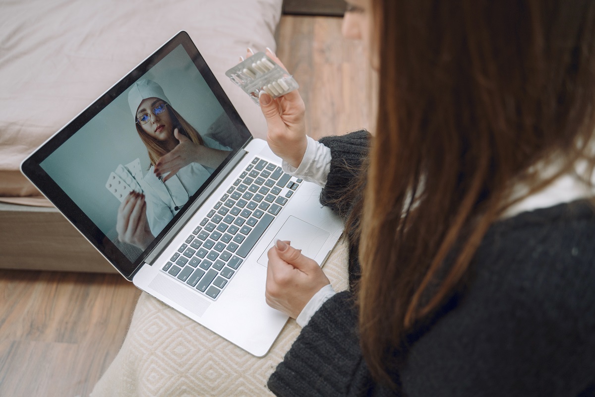 Mulher sendo atendida via online