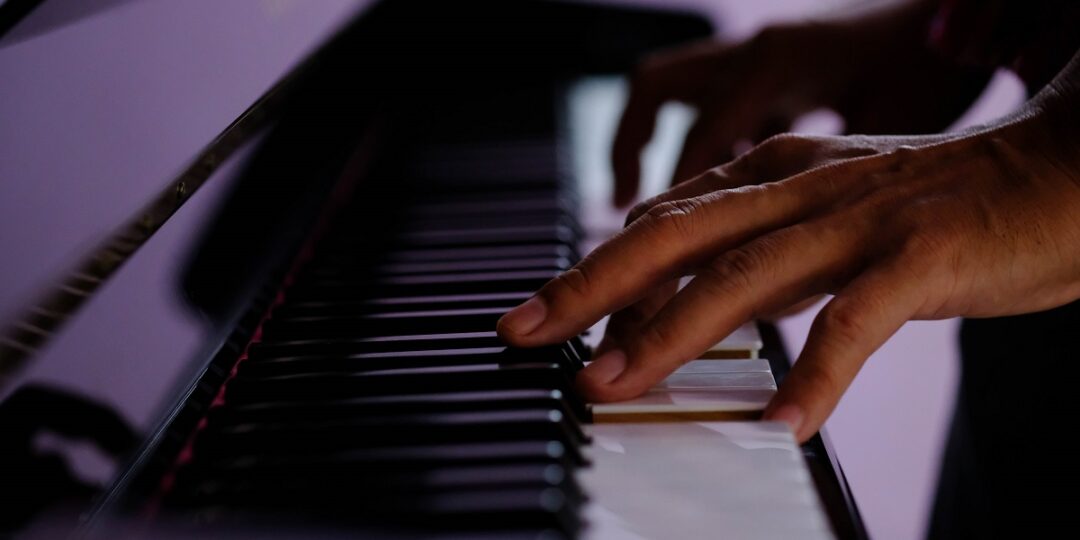 Mão tocando piano