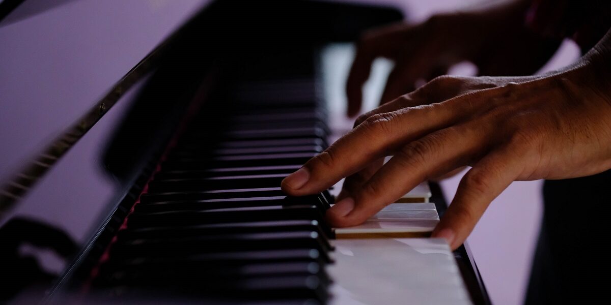 Como montar seu primeiro conjunto musical em casa 1 Mão tocando piano