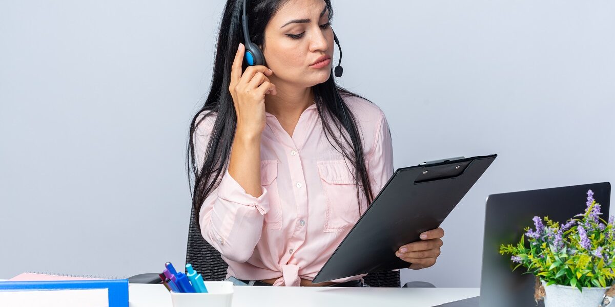 Como registrar atendimentos com clareza sem escrever demais 1 Atendente registrando consulta para psicóloga
