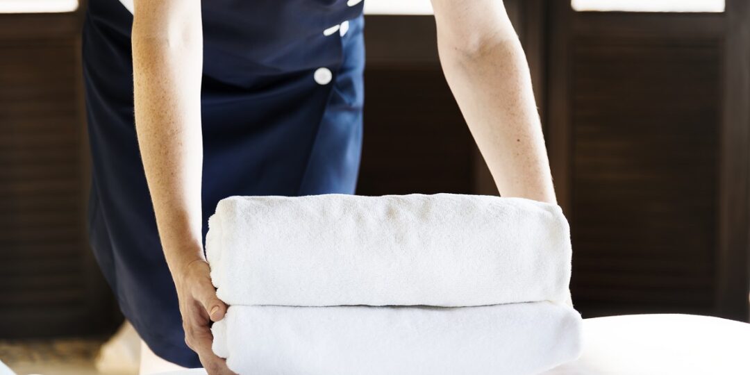 Empregada de hotel com enxoval de luxo