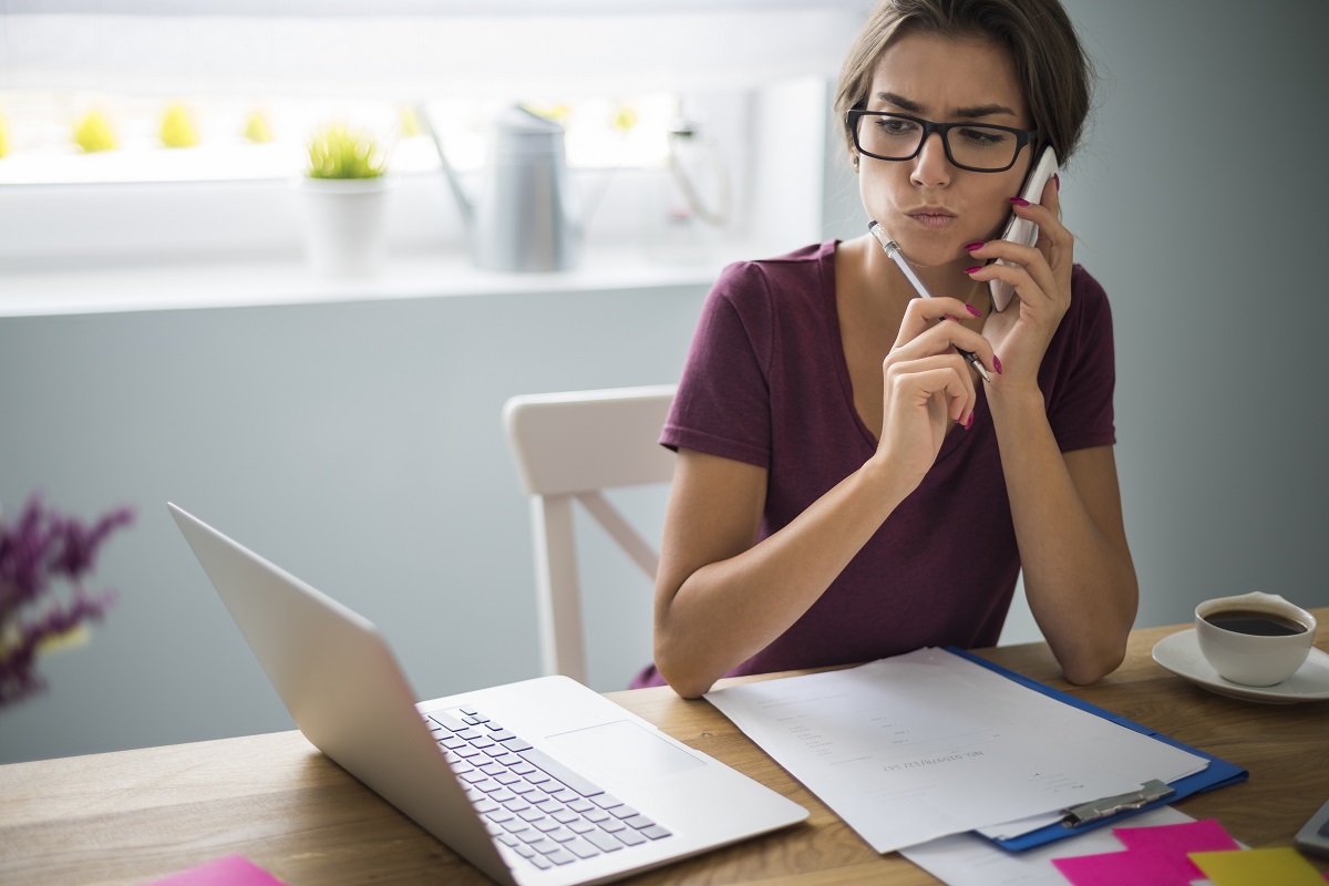 Psicóloga em telefone agendando consulta